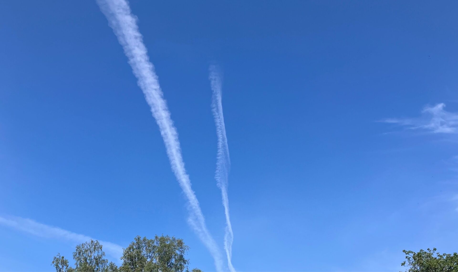 Himmel mit zwei Flugzeugstreifen