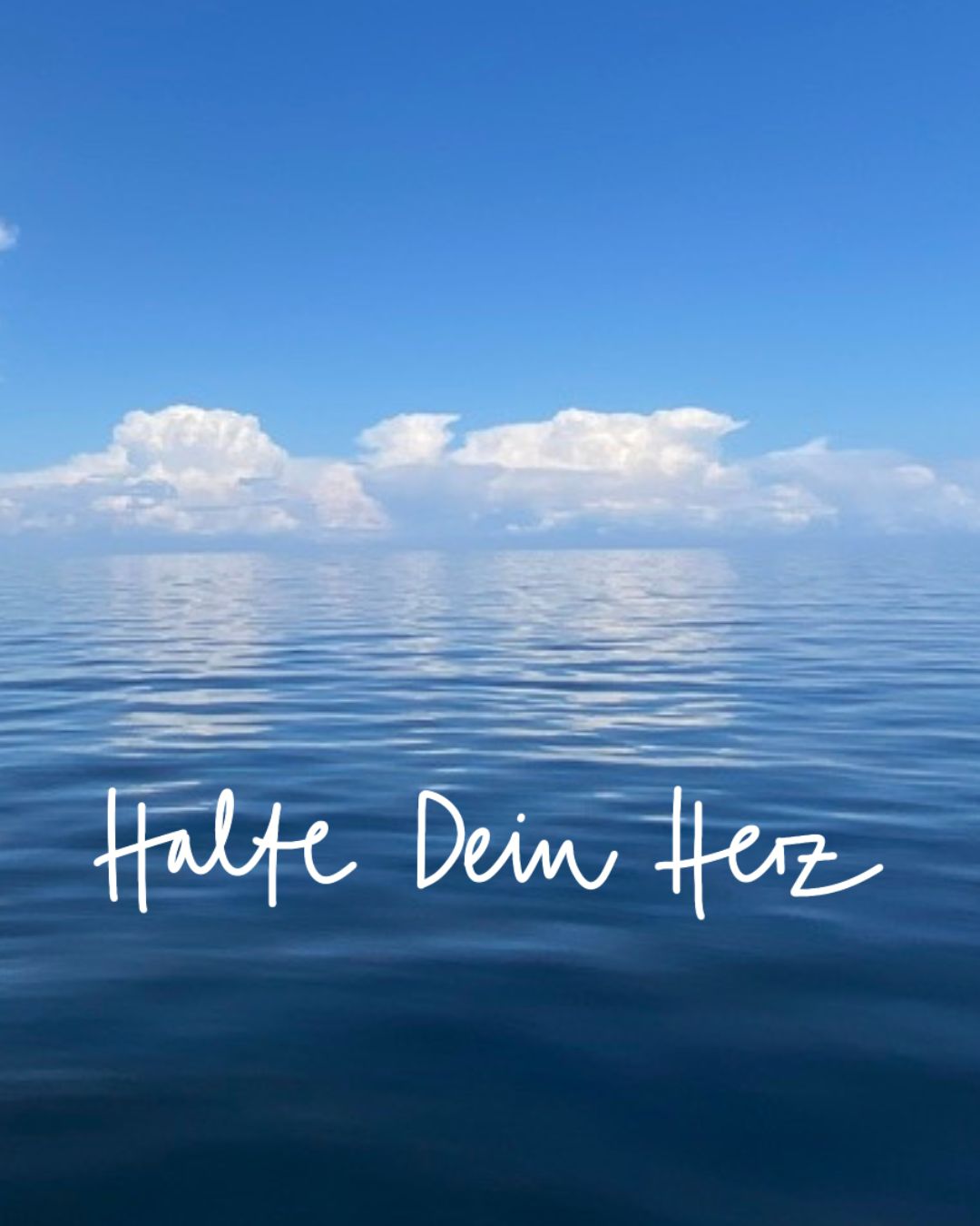 Ankündigung eines Events: Himmel und Wolken über Wasser, Schrift: Halte Dein Herz