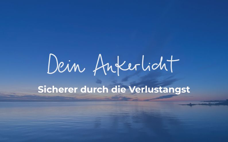 Ruhiges Meer in Blautönen bei Dämmerung mit dem Schriftzug "Dein Ankerlicht – Sicherer durch die Verlustangst"